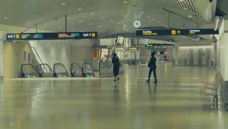Gente-Dentro-De-La-Terminal-De-La-Estación-De-Metro-Caminando-Hacia-Las-Escaleras-Mecánicas-Del-Metro-En-Estocolmo