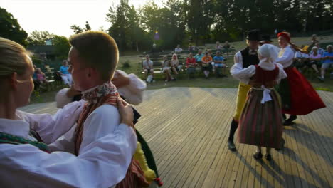 Musiker-Spielen-Geige-Bei-Der-Aufführung-Des-Traditionellen-Skandinavischen-Volkstanzes,-Der-Von-Paaren-Während-Des-Mittsommers-In-Schweden-Aufgeführt-Wird