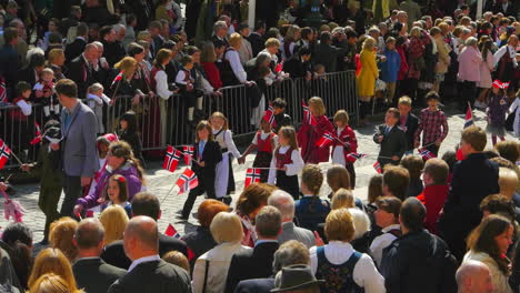 Las-Celebraciones-Del-17-De-Mayo-Mientras-Los-Noruegos-Celebran-El-Día-De-La-Constitución-Con-Trajes-Tradicionales-En-Un-Desfile-Masivo.