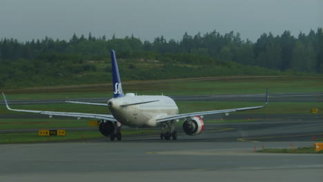 Avión-De-Pasajeros-Avanzando-Hacia-El-Despegue-En-El-Aeropuerto-De-Estocolmo-En-Suecia