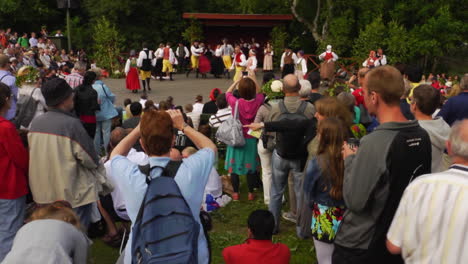 Musiker-Spielen-Geige-Bei-Der-Aufführung-Des-Traditionellen-Skandinavischen-Volkstanzes,-Der-Von-Paaren-Während-Des-Mittsommers-In-Schweden-Aufgeführt-Wird