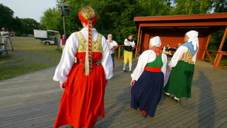 Musiker-Spielen-Geige-Bei-Der-Aufführung-Des-Traditionellen-Skandinavischen-Volkstanzes,-Der-Von-Paaren-Während-Des-Mittsommers-In-Schweden-Aufgeführt-Wird