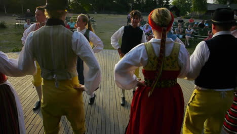 Musiker-Spielen-Geige-Bei-Der-Aufführung-Des-Traditionellen-Skandinavischen-Volkstanzes,-Der-Von-Paaren-Während-Des-Mittsommers-In-Schweden-Aufgeführt-Wird