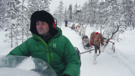 Rentiere-Und-Sami-Wandern-Auf-Verschneiten-Pfaden