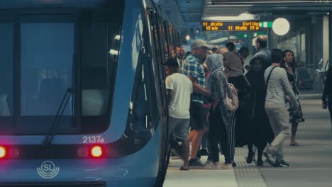Personas-Entrando-Y-Saliendo-De-Un-Moderno-Tren-Subterráneo-En-El-Metro-De-Estocolmo