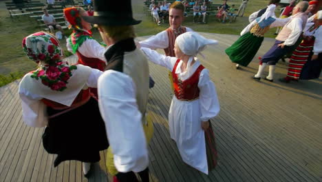 Musiker-Spielen-Geige-Bei-Der-Aufführung-Des-Traditionellen-Skandinavischen-Volkstanzes,-Der-Von-Paaren-Während-Des-Mittsommers-In-Schweden-Aufgeführt-Wird