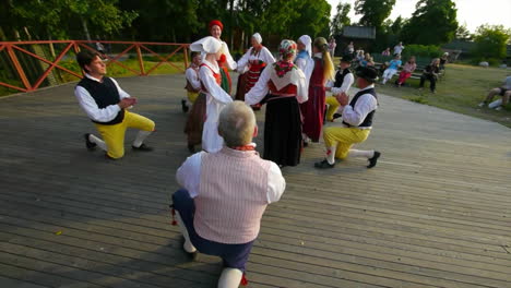 Musiker-Spielen-Geige-Bei-Der-Aufführung-Des-Traditionellen-Skandinavischen-Volkstanzes,-Der-Von-Paaren-Während-Des-Mittsommers-In-Schweden-Aufgeführt-Wird