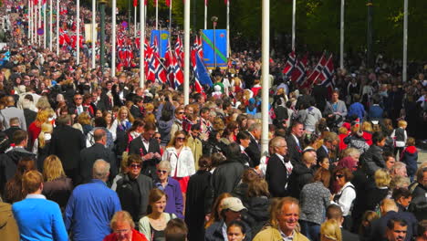 Die-Feierlichkeiten-Zum-17.-Mai:-Die-Norweger-Feiern-Den-Tag-Der-Verfassung-In-Traditioneller-Kleidung-In-Einer-Riesigen-Parade