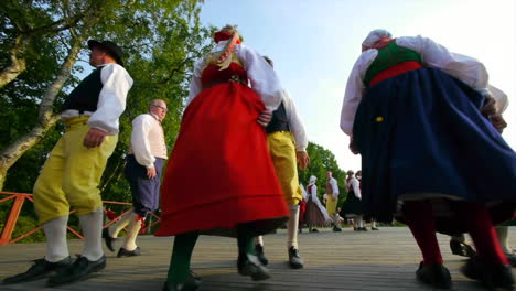 Musiker-Spielen-Geige-Bei-Der-Aufführung-Des-Traditionellen-Skandinavischen-Volkstanzes,-Der-Von-Paaren-Während-Des-Mittsommers-In-Schweden-Aufgeführt-Wird