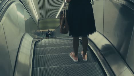 Una-Mujer-En-Una-Escalera-Mecánica-Que-Se-Mueve-Hacia-Abajo-Hasta-El-Metro-De-Estocolmo