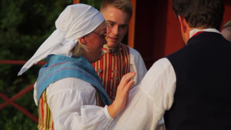 Hermosos-Y-Elegantes-Bailes-Folclóricos-Suecos-Presentados-En-Vivo-En-El-Escenario-En-La-Tradición-De-Celebrar-El-Solsticio-De-Verano-Mientras-Los-Músicos-Tocan-El-Violín.