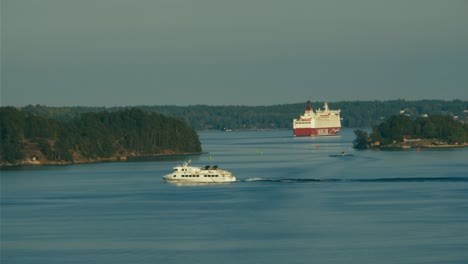 Kleine-Fähre-überquert-Eine-Meerenge-Zwischen-Inseln-Im-Stockholmer-Archipel-Mit-Tausenden-Von-Inseln