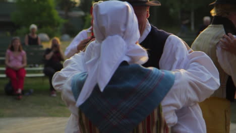 Los-Escandinavos-Felices-Y-Sonrientes-Demuestran-El-Arte-Muy-Tradicional-De-La-Danza-Folclórica-Ante-Una-Multitud-De-Espectadores-Mientras-Los-Músicos-Tocan-El-Violín.