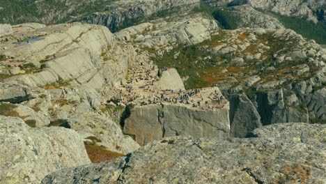 Roca-Del-Púlpito-En-Noruega,-A-600-Metros-Sobre-El-Fiordo-De-Lysefjord