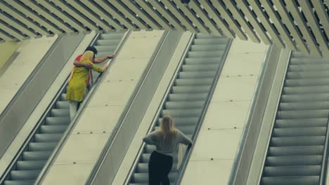 Algunas-Personas-En-Una-Escalera-Mecánica-Hacia-Arriba-En-La-Estación-De-Metro-De-Estocolmo