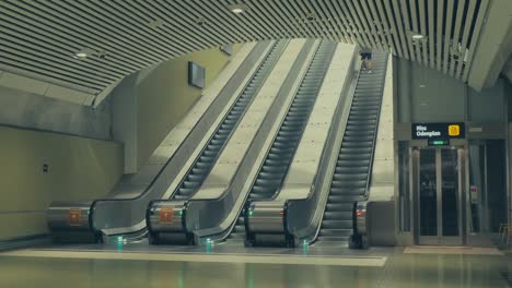 Un-Hombre-Caminando-En-Una-Escalera-Mecánica-Del-Metro-Que-Se-Mueve-Hacia-Abajo-En-Estocolmo