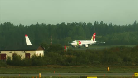 Ein-Flugzeug-Startet,-Während-Ein-Anderes-Flugzeug-Auf-Die-Landebahn-In-Stockholm,-Arlanda,-Zurollt