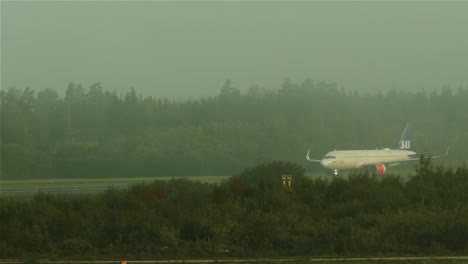 Un-Avión-Despegando-Mientras-Otro-Avión-Rodaba-Hacia-La-Pista,-En-Un-Día-Brumoso-En-Estocolmo-Arlanda