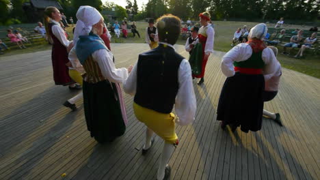 Músicos-Tocan-El-Violín-Para-La-Interpretación-De-La-Tradicional-Danza-Folclórica-Escandinava-Presentada-Por-Parejas-Durante-El-Verano-En-Suecia.