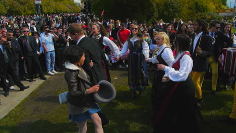 Las-Celebraciones-Del-17-De-Mayo-Mientras-Los-Noruegos-Celebran-El-Día-De-La-Constitución-Con-Vestimenta-Tradicional-Y-Banderas-Ondeando-En-Noruega.