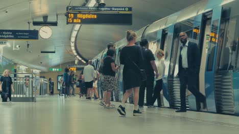 Menschen,-Die-In-Der-Stockholmer-U-Bahn-In-Einen-Modernen-U-Bahn-Zug-Ein--Und-Aussteigen