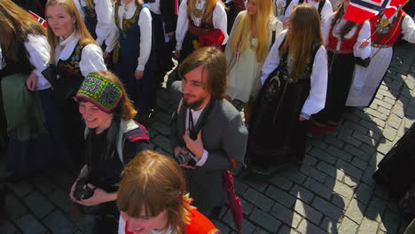 Las-Celebraciones-Del-17-De-Mayo-Mientras-Los-Noruegos-Celebran-El-Día-De-La-Constitución-Con-Trajes-Tradicionales-En-Un-Desfile-Masivo.