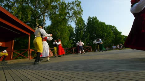 Músicos-Tocan-El-Violín-Para-La-Interpretación-De-La-Tradicional-Danza-Folclórica-Escandinava-Presentada-Por-Parejas-Durante-El-Verano-En-Suecia.