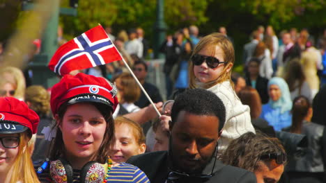 Las-Celebraciones-Del-17-De-Mayo-Mientras-Los-Noruegos-Celebran-El-Día-De-La-Constitución-Con-Vestimenta-Tradicional-Y-Banderas-Ondeando-En-Noruega.