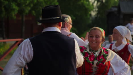 Los-Escandinavos-Felices-Y-Sonrientes-Demuestran-El-Arte-Muy-Tradicional-De-La-Danza-Folclórica-Ante-Una-Multitud-De-Espectadores-Mientras-Los-Músicos-Tocan-El-Violín.