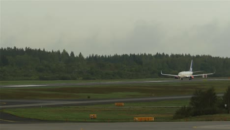 Avión-De-Pasajeros-Avanzando-Hacia-El-Despegue-En-La-Pista-Del-Aeropuerto-De-Estocolmo-En-Suecia,-Plano-General