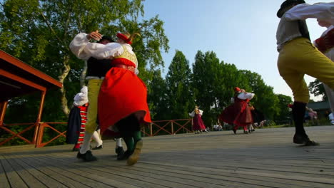 Wunderschöner-Und-Anmutiger-Schwedischer-Volkstanz,-Der-In-Der-Tradition-Der-Mittsommerfeier-Live-Auf-Der-Bühne-Präsentiert-Wird,-Während-Musiker-Geige-Spielen