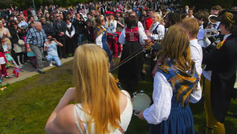 Die-Feierlichkeiten-Zum-17.-Mai:-Die-Norweger-Feiern-Den-Tag-Der-Verfassung-Mit-Traditioneller-Kleidung-Und-Schwenkenden-Fahnen-In-Norwegen
