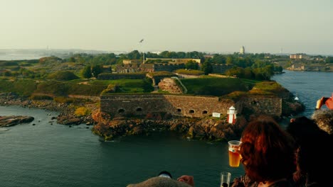 Blick-Von-Einer-Touristenfähre-Voller-Menschen-Auf-Die-Festung-Suomenlinna-Im-Sommer