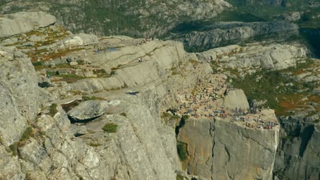 Roca-Del-Púlpito-En-Noruega,-A-600-Metros-Sobre-El-Fiordo-De-Lysefjord
