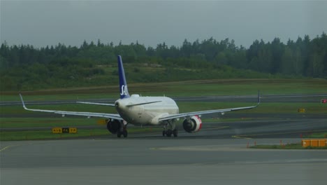 Passagierflugzeug-Bewegt-Sich-In-Richtung-Start-Am-Flughafen-Stockholm-In-Schweden