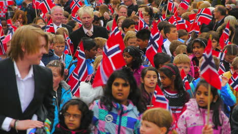 Die-Feierlichkeiten-Zum-17.-Mai:-Die-Norweger-Feiern-Den-Tag-Der-Verfassung-In-Traditioneller-Kleidung-In-Einer-Riesigen-Parade