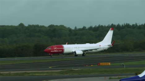 Ein-Startendes-Flugzeug-Mit-Einigen-Anderen-Flugzeugen-Im-Vordergrund-In-Stockholm,-Arlanda