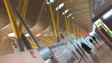 Ángulo-Holandés-De-Un-Hombre-Caminando-En-Una-Terminal-Del-Aeropuerto-De-Madrid
