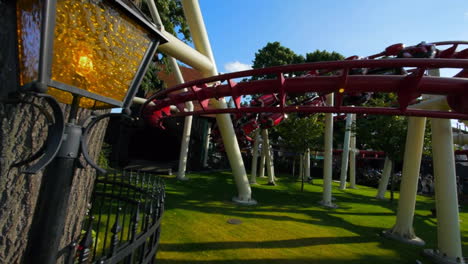 Parque-De-Diversiones-Visitado-Por-Visitantes-Felices-Que-Disfrutan-De-Las-Actividades-De-Verano-Al-Aire-Libre-Rodeados-De-Muchas-Atracciones-Y-Paseos