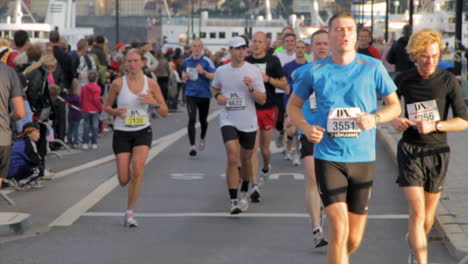 Zeitlupenlauf-Eines-Marathon-Langstreckenlaufs-Mit-Amateursportlern