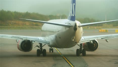 Cerca-De-Un-Avión-Que-Se-Dirige-Hacia-La-Pista-En-Un-Día-Brumoso-En-Estocolmo-Arlanda