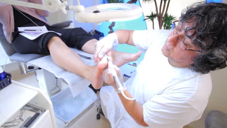 Medizinische-Fußpflege,-Klinik-Für-Podologie,-Förderung-Der-Durchblutung-Und-Lockerung-Verspannter-Muskeln