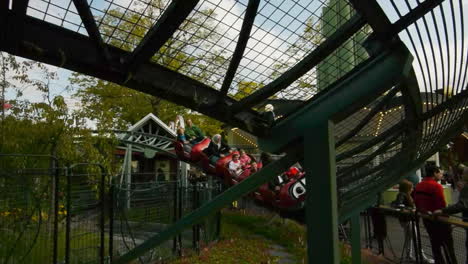 Parque-De-Diversiones-Visitado-Por-Visitantes-Felices-Que-Disfrutan-De-Las-Actividades-De-Verano-Al-Aire-Libre-Rodeados-De-Muchas-Atracciones-Y-Paseos