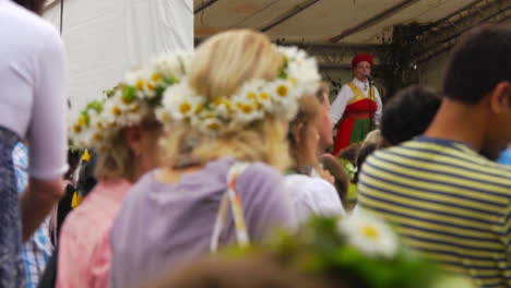 Die-Sehr-Beliebte-Schwedische-Tradition,-Mittsommer-Zu-Feiern,-Vereint-Menschen-Jeden-Alters-Und-Jeder-Ethnischen-Zugehörigkeit-An-Einem-Wunderschönen-Sommertag