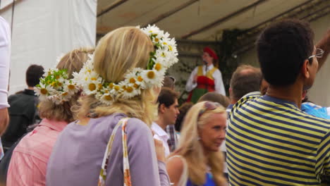 Die-Sehr-Beliebte-Schwedische-Tradition,-Mittsommer-Zu-Feiern,-Vereint-Menschen-Jeden-Alters-Und-Jeder-Ethnischen-Zugehörigkeit-An-Einem-Wunderschönen-Sommertag