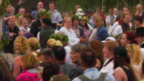 Die-Sehr-Beliebte-Schwedische-Tradition,-Mittsommer-Zu-Feiern,-Vereint-Menschen-Jeden-Alters-Und-Jeder-Ethnischen-Zugehörigkeit-An-Einem-Wunderschönen-Sommertag