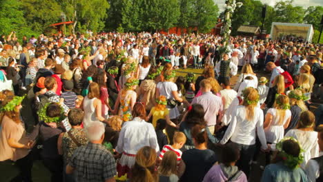 Menschen-Jeden-Alters-Kommen-Zusammen,-Tanzen-Und-Feiern-Das-Mittsommerfest-Des-Maibaums