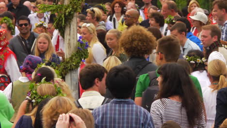 Die-Sehr-Beliebte-Schwedische-Tradition,-Mittsommer-Zu-Feiern,-Vereint-Menschen-Jeden-Alters-Und-Jeder-Ethnischen-Zugehörigkeit-An-Einem-Wunderschönen-Sommertag