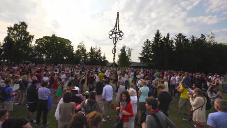 La-Muy-Popular-Tradición-Sueca-De-Celebrar-El-Solsticio-De-Verano-Une-A-Personas-De-Todas-Las-Edades-Y-Etnias-En-Un-Hermoso-Día-De-Verano.