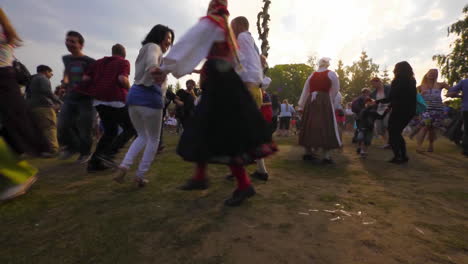 Personas-De-Todas-Las-Edades-Se-Reúnen,-Bailan-Y-Celebran-El-Festival-De-Mayo-De-Verano